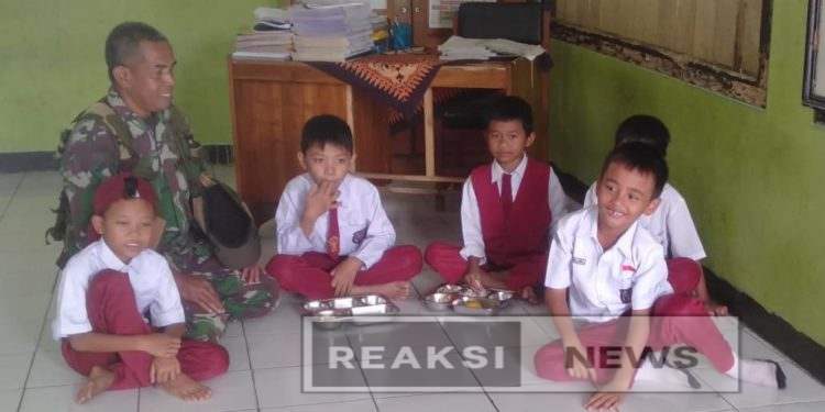Serka Dadang Babinsa Koramil 2203/Warungkiara Dampingi Penyaluran MBG di Wilayah Binaan