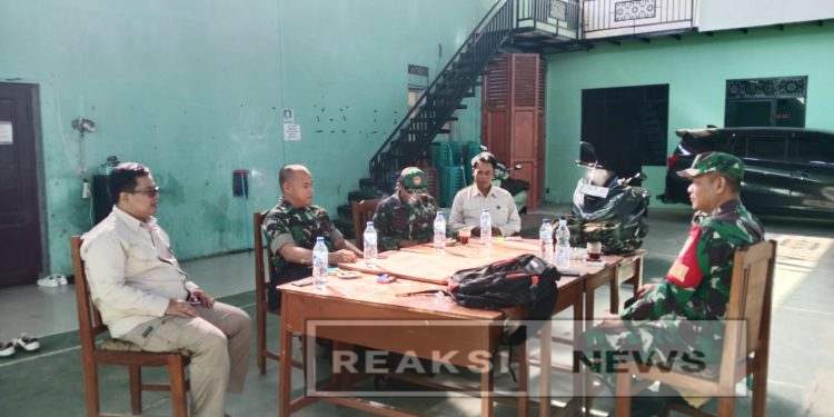 Danpos Bantargadung Bareng Babinsa 2203/Warungkiara Cek Tanah Milik TNI AD di Bojonggaling