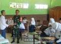 Babinsa Koramil 2203/Warungkiara Serka Slamet Dampingi Penyaluran Makan Bergizi Gratis Diwilayah Teritorial
