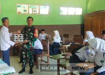 Babinsa Koramil 2203/Warungkiara Serka Slamet Dampingi Penyaluran Makan Bergizi Gratis Diwilayah Teritorial