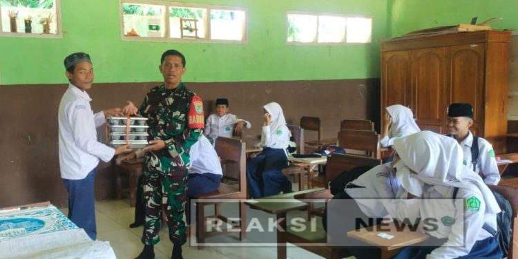 Babinsa Koramil 2203/Warungkiara Serka Slamet Dampingi Penyaluran Makan Bergizi Gratis Diwilayah Teritorial