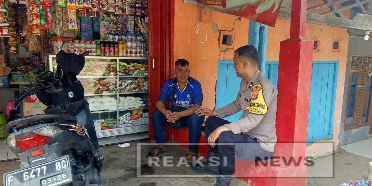 Ajak Warga Kompak Jaga Kamtibmas Bersama Bhabinkamtibmas Polsek Lembursitu Laksanakan Sambang