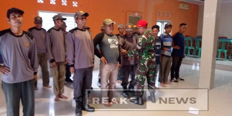 Serka Agus Subandar Babinsa Limusnunggal Koramil 2203/Warungkiara Latih Linmas Soal PBB
