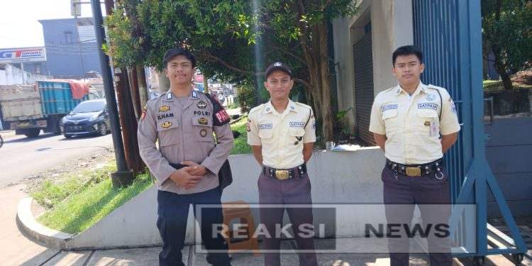 Sambangi Petugas Security Sampaikan Himbauan Kamtibmas, Anggota Polsek Lembursitu