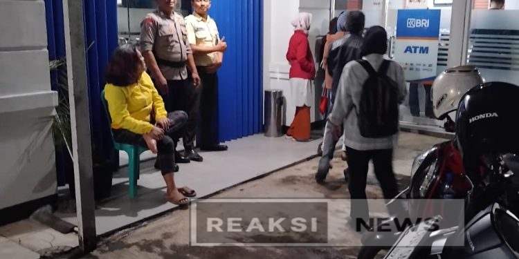 Sambangi Petugas Security Sampaikan Himbauan Kamtibmas Anggota Polsek Lembursitu