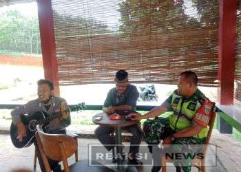 Kerja Sama Yang Baik, Babinsa Koramil 2203/Warungkiara Serka Enceng Komsos Bareng Kades Dan Pak Bhabinkamtibmas