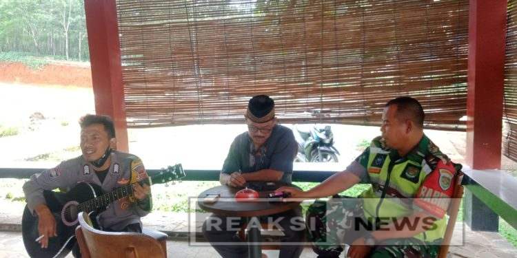 Kerja Sama Yang Baik, Babinsa Koramil 2203/Warungkiara Serka Enceng Komsos Bareng Kades Dan Pak Bhabinkamtibmas