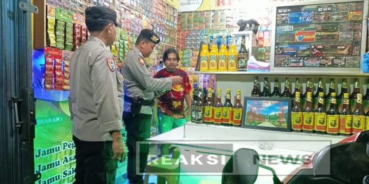 Personil Polsek Lembursitu, Himbau Pedagang Jamu Agar Tidak Menjual Miras, Guna Antisipasi Gukamtibmas