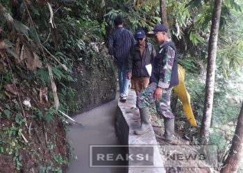Serka Agus Babinsa Limusnunggal Koramil 2203/Warungkiara Laksanakan Peninjauan Irigasi