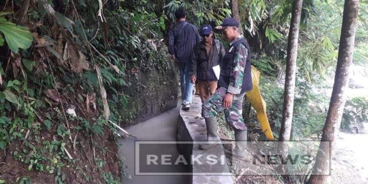 Serka Agus Babinsa Limusnunggal Koramil 2203/Warungkiara Laksanakan Peninjauan Irigasi