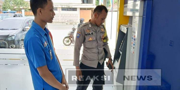 Pantau Dan Cek Mesin ATM oleh Anggota patroli Polsek Lembursitu Polres Sukabumi Kota