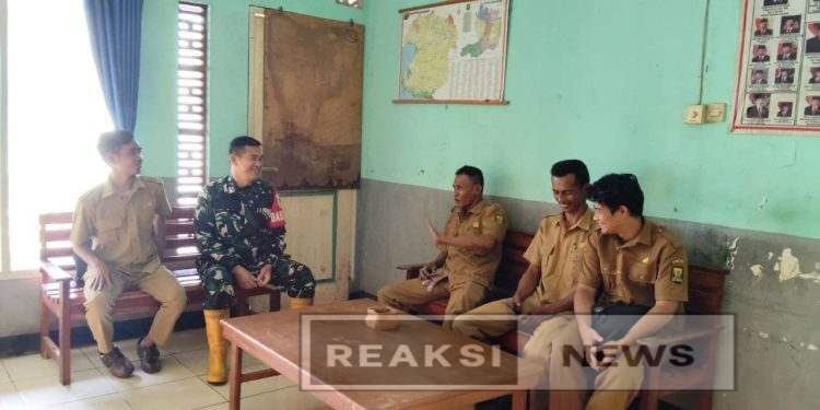 Jaga Hubungan Baik Babinsa Mangunjaya Serka Dodi Koramil 2203/Warungkiara Komsos Dengan Perangkat Desa