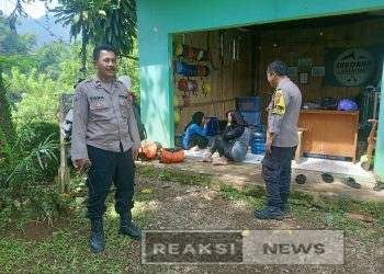 Patroli Tempat Wisata Kolam Renang Cikundul Anggota Bhabinkamtibmas Polsek Lembursitu, Sampaikan Himbauan Kamtibmas Pada Pengelola Dan Pengunjung