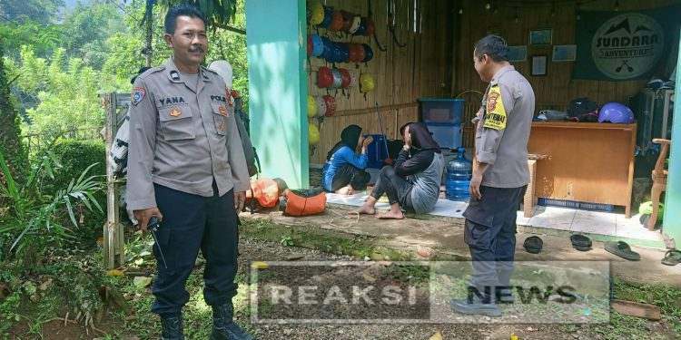 Patroli Tempat Wisata Kolam Renang Cikundul Anggota Bhabinkamtibmas Polsek Lembursitu, Sampaikan Himbauan Kamtibmas Pada Pengelola Dan Pengunjung