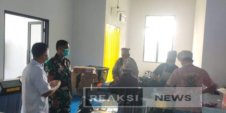Serka Slamet Babinsa Koramil 2203/Warungkiara Dampingi Penyaluran MBG di Wilayah Binaan