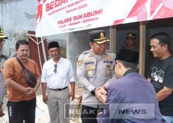 Senyum Bahagia Penjual Gorengan Pada Saat Rumahnya di Bedah oleh Polres Sukabumi