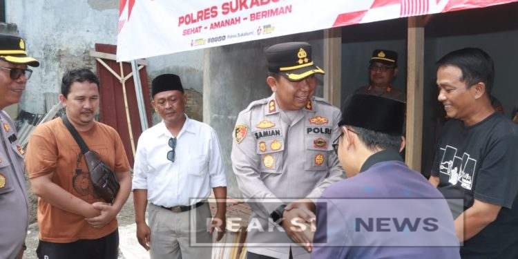 Senyum Bahagia Penjual Gorengan Pada Saat Rumahnya di Bedah oleh Polres Sukabumi