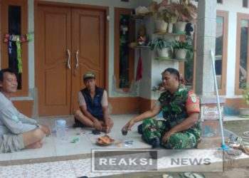 Babinsa Damarraja Sertu Suparno Koramil 2203/Warungkiara Komsos Dengan Warga Binaan