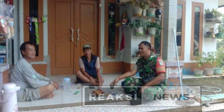 Babinsa Damarraja Sertu Suparno Koramil 2203/Warungkiara Komsos Dengan Warga Binaan