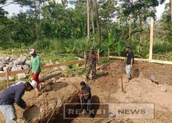 Serka Didik Susanto Babinsa Koramil 2203/Warungkiara Monitoring Pembangunan Jembatan Gantung Di Bantargadung