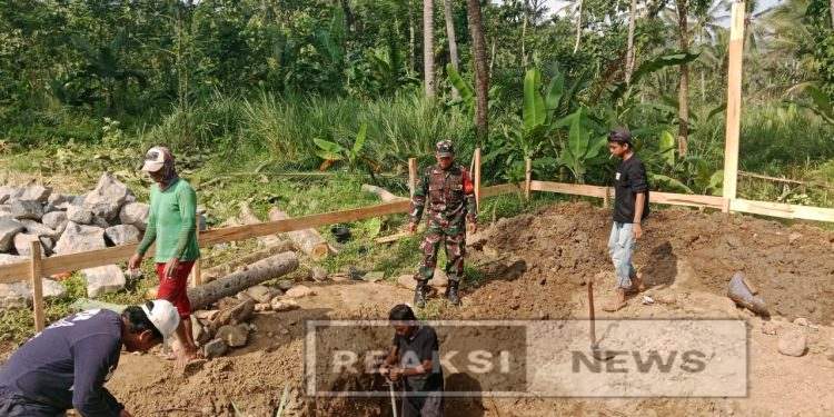 Serka Didik Susanto Babinsa Koramil 2203/Warungkiara Monitoring Pembangunan Jembatan Gantung Di Bantargadung