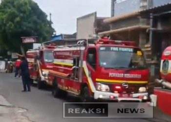 Panel Listrik Terbakar di Penganjuran, Damkar Banyuwangi Gerak Cepat Padamkan Api