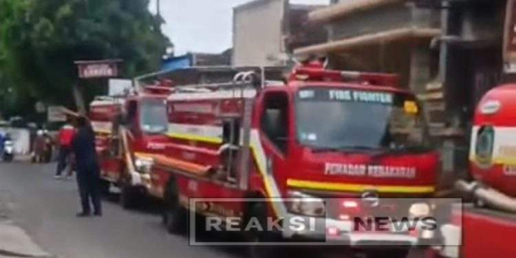 Panel Listrik Terbakar di Penganjuran, Damkar Banyuwangi Gerak Cepat Padamkan Api