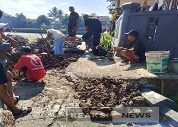 Antusias Warga Bergotong Royong Perbaiki Jalan Berlobang di Lingkungan RT 03 RW 06 Liung Tutut