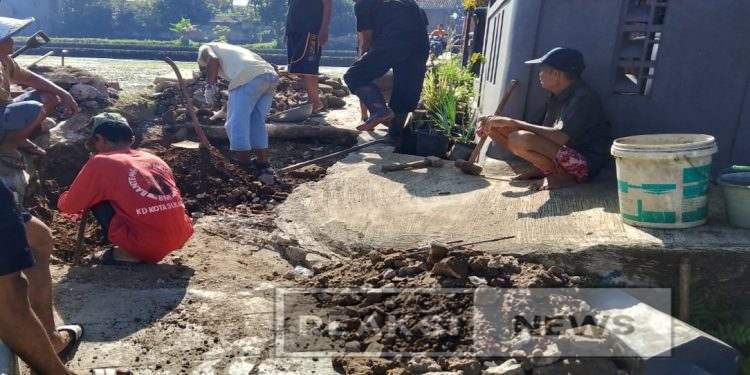 Antusias Warga Bergotong Royong Perbaiki Jalan Berlobang di Lingkungan RT 03 RW 06 Liung Tutut