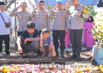 Kapolda Jabar Melayat Ke Rumah Duka Bripka Cecep Sekaligus Memberikan Kabar Kenaikan Pangkat Anumerta dari Kapolri