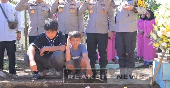 Kapolda Jabar Melayat Ke Rumah Duka Bripka Cecep Sekaligus Memberikan Kabar Kenaikan Pangkat Anumerta dari Kapolri