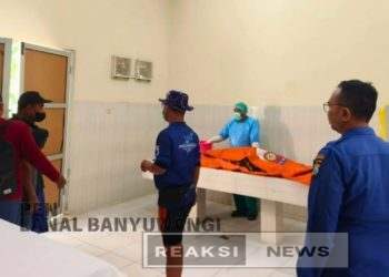 Prajurit Lanal Banyuwangi Bersama Tim SAR Gabungan, Evakuasi Jenazah Nelayan di Perairan Situbondo