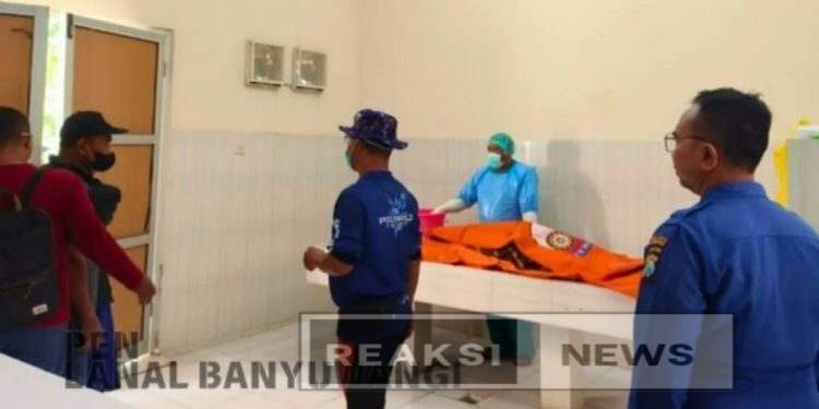 Prajurit Lanal Banyuwangi Bersama Tim SAR Gabungan, Evakuasi Jenazah Nelayan di Perairan Situbondo