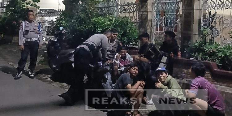 Anggota Polsek Lembursitu Sosialisasikan Surat Edaran Gubernur