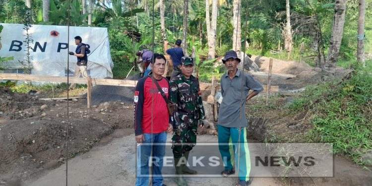 Serka Didik Susanto Babinsa Koramil 2203/Warungkiara Pantau Pembangunan Jembatan Gantung Di Bantargadung Capai 10 Persen