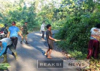 Peduli Terhadap Kebersihan, Babinsa Ubrug Koramil 2203/Warungkiara Turut Kerja Bakti Bersihkan Lingkungan