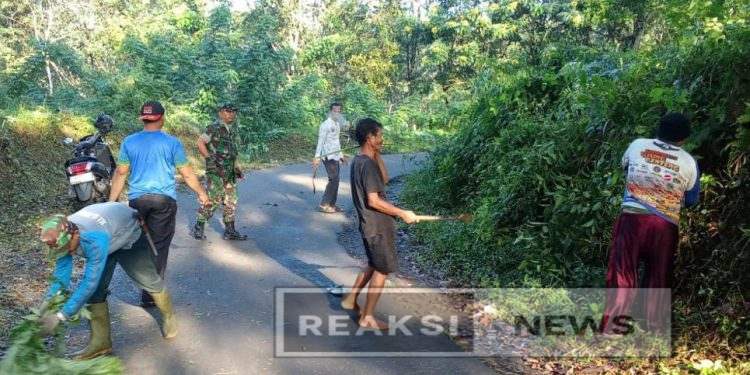 Peduli Terhadap Kebersihan, Babinsa Ubrug Koramil 2203/Warungkiara Turut Kerja Bakti Bersihkan Lingkungan