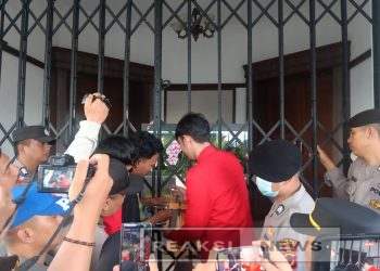 Geram Puluhan Mahasiswa Aksi Demo Bakar Ban dan Gembok Gerbang Balai Kota Sukabumi