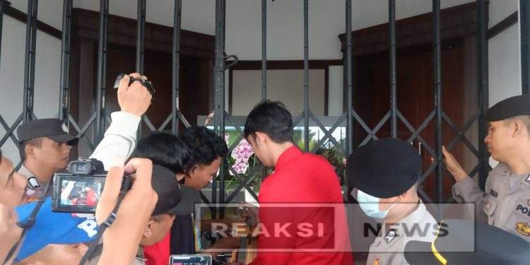 Geram Puluhan Mahasiswa Aksi Demo Bakar Ban dan Gembok Gerbang Balai Kota Sukabumi