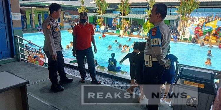 Wujudkan Keamanan, Anggota Polsek Lembursitu Sambangi Wisata Kolam Renang Sport Garden