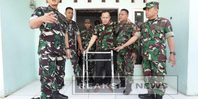 Dandim 0607/ Kota Sukabumi tunjukkan kepedulian dengan kunjungi anggota yang sedang sakit