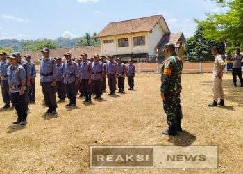 Sambut HUT RI ke -80, Serka Agus Subandar Babinsa Limusnunggal Koramil 2203/Warungkiara Latih Linmas PBB