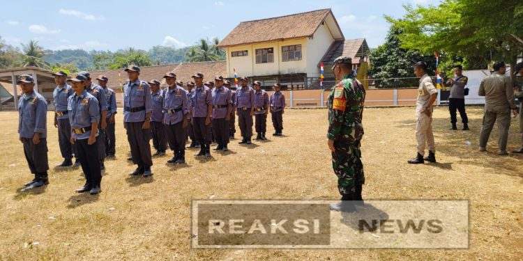 Sambut HUT RI ke -80, Serka Agus Subandar Babinsa Limusnunggal Koramil 2203/Warungkiara Latih Linmas PBB