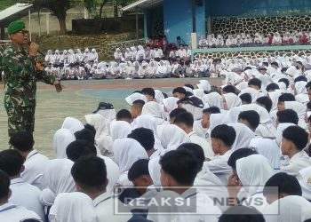Danramil 2203/Warungkiara memberikan pembekalan Wasbang Kepada Siswa di SMAN 1 Warungkiara