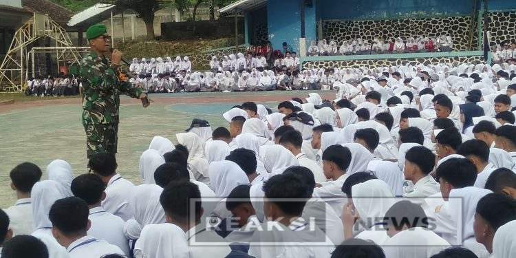 Danramil 2203/Warungkiara memberikan pembekalan Wasbang Kepada Siswa di SMAN 1 Warungkiara