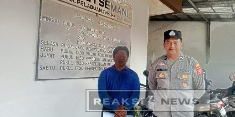 Jaga Keamanan Ibadah Minggu, Anggota Polsek Lembursitu Melaksanakan Pengamanan Gereja Getsemani