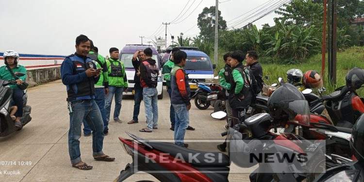 Puluhan Ojol dan Angkot Protes Jalan, Akibat Aktivitas Pembangunan Proyek Tol Bocimi