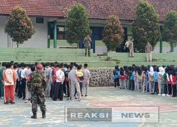 Hari Kedua Masuk Sekolah, Danramil 2203/Warungkiara Kapten Inf Agus Rahman Berikan Materi PBB Kepada Siswa SMAN 1 Warungkiara