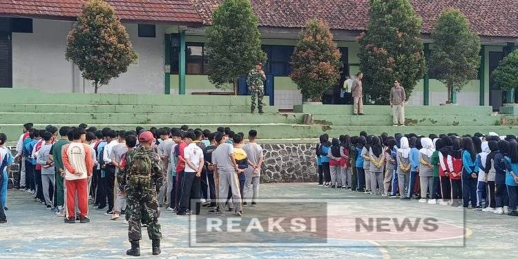 Hari Kedua Masuk Sekolah, Danramil 2203/Warungkiara Kapten Inf Agus Rahman Berikan Materi PBB Kepada Siswa SMAN 1 Warungkiara