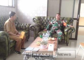 Danramil 2203/Warungkiara Kapten Inf Agus Rahman Komsos Bersama Kepsek SMA N 1 Warungkiara